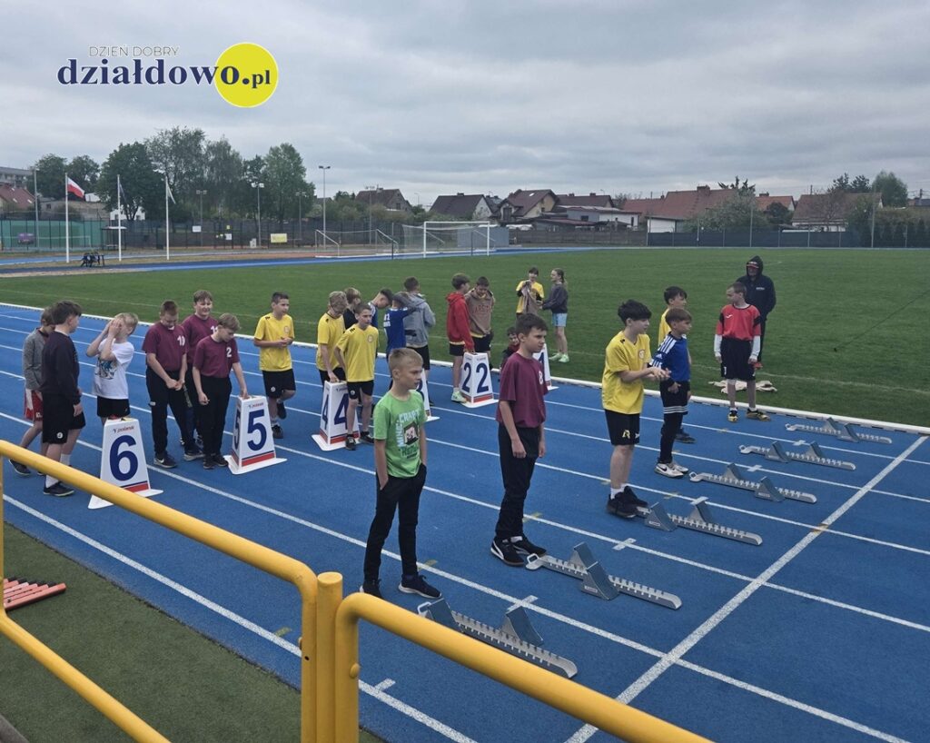 pamiątkowe zdjęcie uczestników zawodów lekkoatletycznych na stadionie MOSiR w Działdowie