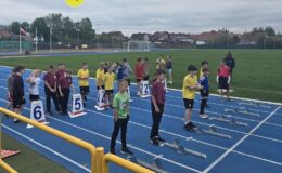pamiątkowe zdjęcie uczestników zawodów lekkoatletycznych na stadionie MOSiR w Działdowie