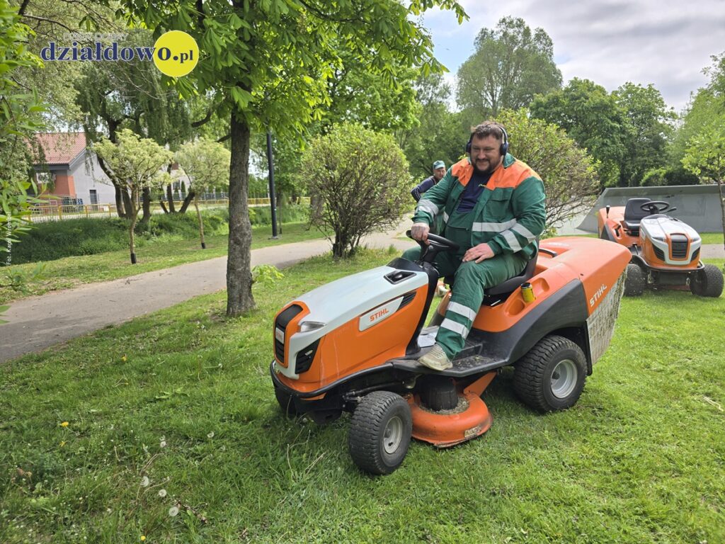 koszenie trawy w Parku Jana Pawła II w Działdowie