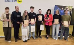 stoi grupa osób, młodzież i dorośli