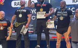 mężczyźni stoją na podium, na najwyższym stopniu Cezary Urbaniak z Działdowa / fot. policja