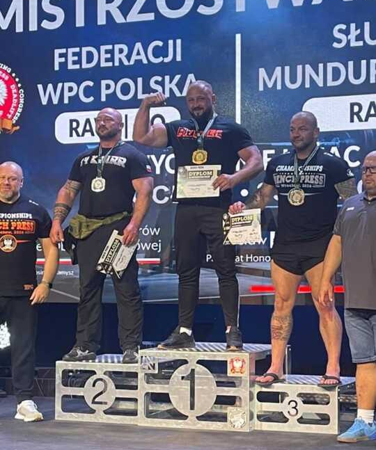 mężczyźni stoją na podium, na najwyższym stopniu Cezary Urbaniak z Działdowa / fot. policja