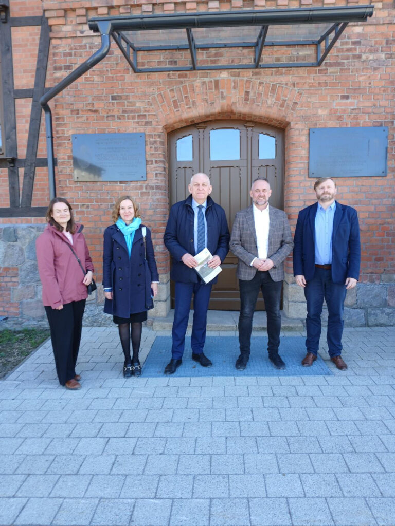 przed budynkiem dawnego KL Soldau stoją kobiety i mężczyźni / fot. archiwum muzeum