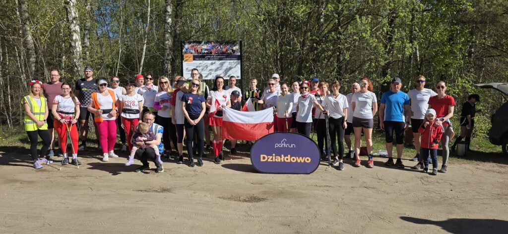 pamiątkowa fotografia uczestników biało-czerwonego parkrunu, który dobył się 2 maja /fot. archiwum parkrun Działdowo