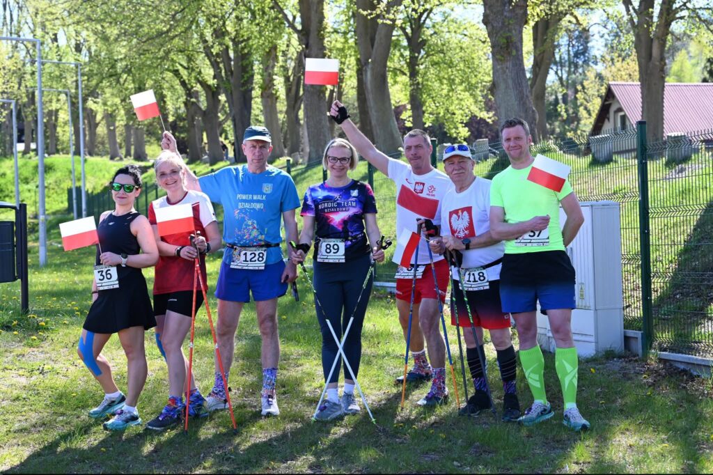 amiątkową fotografia reprezentantów Nordic Team Działdowo podczas zawodów Grand Prix Cross Polska 2026 w Ryjewie