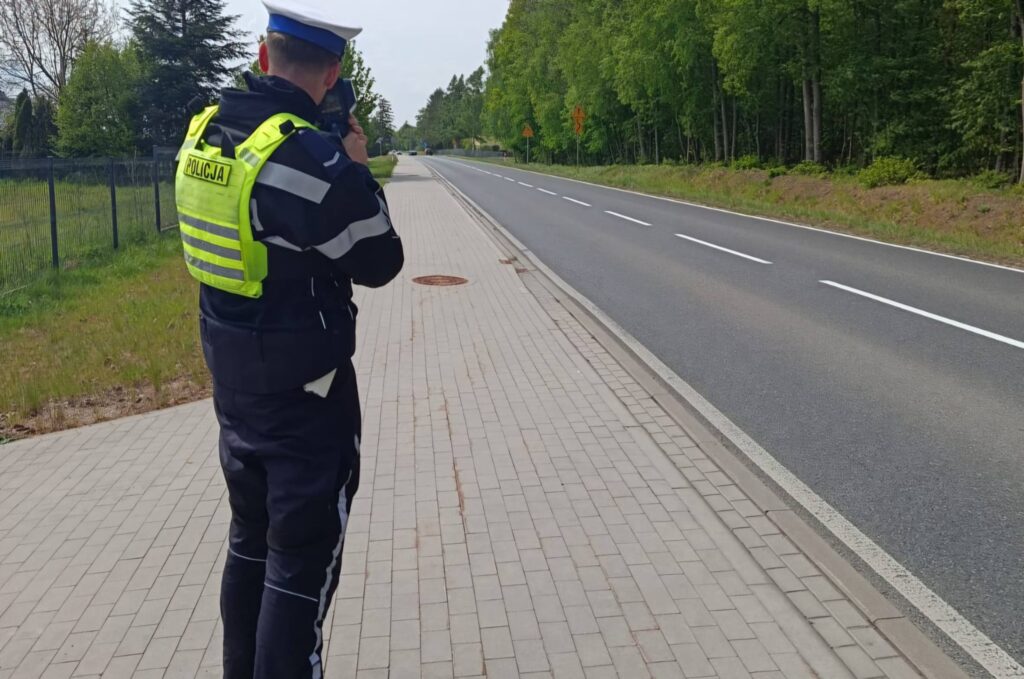 policjant z radarem prędkości na drodze/ fot. policja