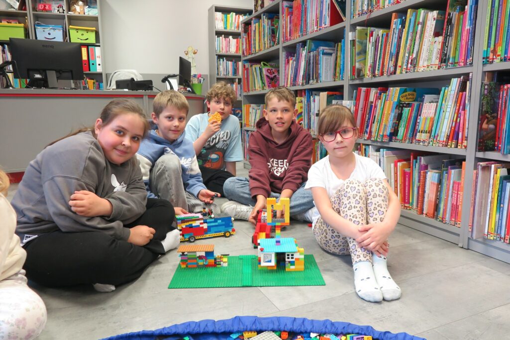 dzieci i klocki lego w sali Miejskiej Biblioteki Publicznej w Działdowie