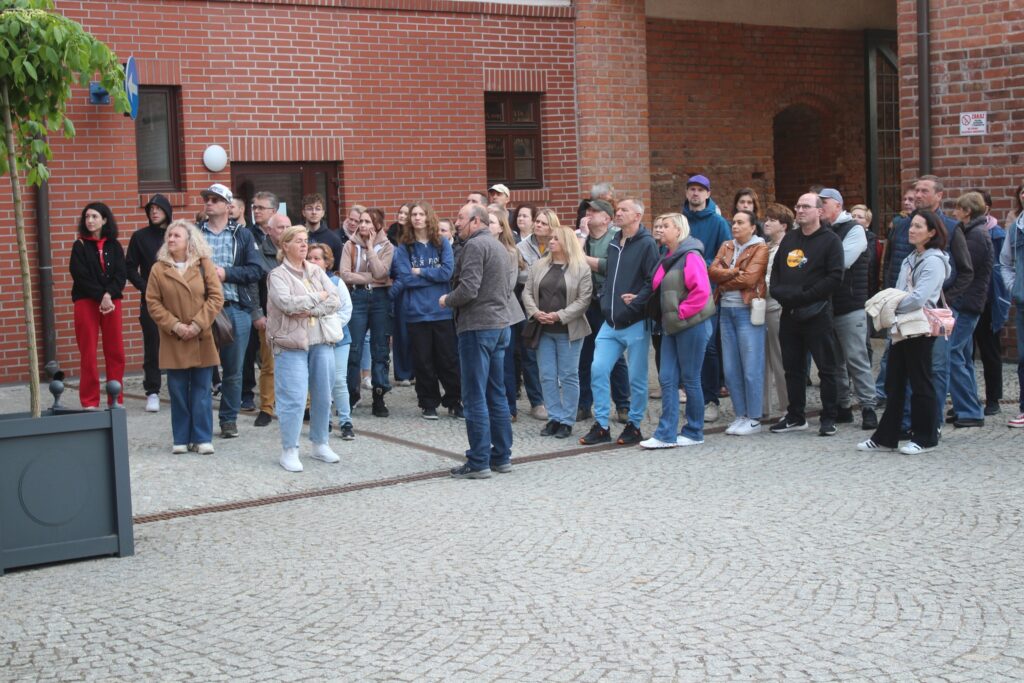 grupa uczestników "Nocy Muzeów" w Muzeum Pogranicza w Działdowie wraz z przewodnikiem