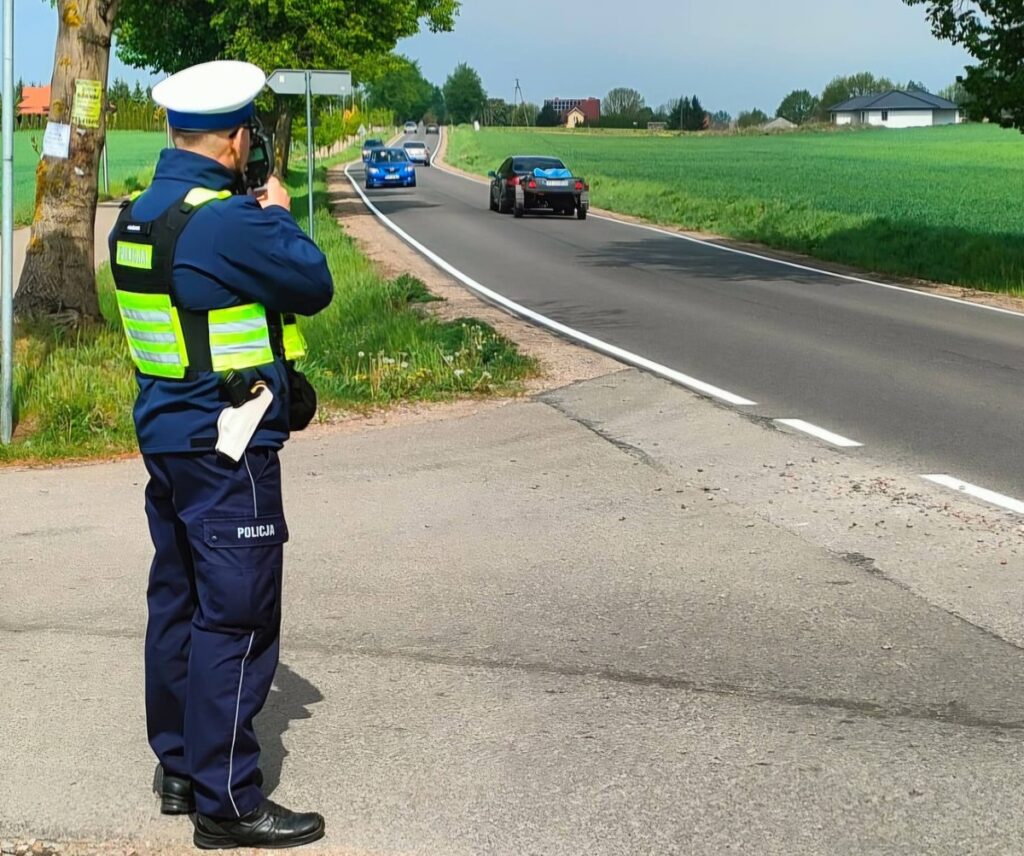 policjant dokonujący pomiaru prędkości na drodze/ fot. policja