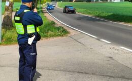 policjant dokonujący pomiaru prędkości na drodze/ fot. policja