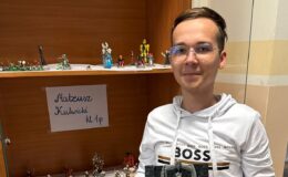 Mateusz Kulwicki z jedną ze swoich prac