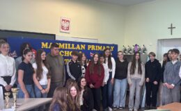 pamiątkowa fotografia uczestników Powiatowego Konkursu Języka Angielskiego pod patronatem wydawnictwa Macmillan w Szkole Podstawowej nr 3 w Działdowie fot. archiwum SP 3