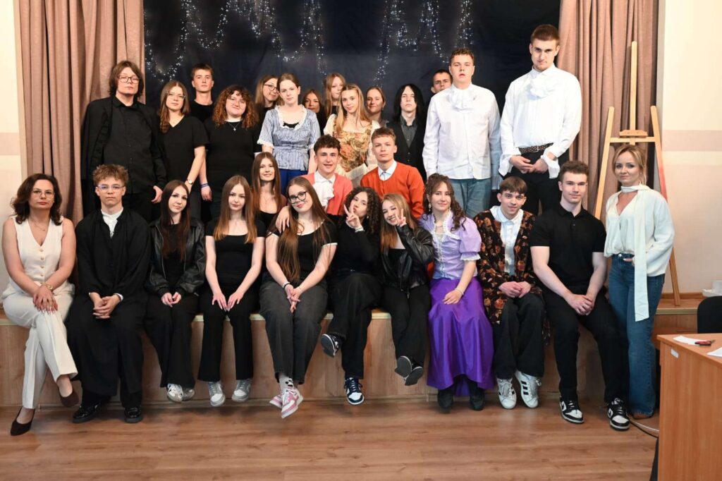 młodzież w kostiumach występująca na scenie auli ZS nr 1 w Działdowie w przedstawieniu na podstawie dramatu „Romeo i Julia"