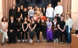 młodzież w kostiumach występująca na scenie auli ZS nr 1 w Działdowie w przedstawieniu na podstawie dramatu „Romeo i Julia"