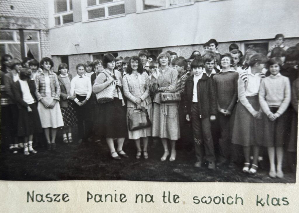 archiwalne zdjęcie pań nauczycielek i uczniów Szkoły Podstawowej nr 3 w Działdowie