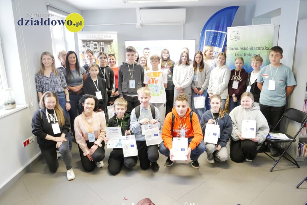 pamiątkowa fotografia młodzieży i osób dorosłych podczas Gry Miejskiej "Tropy Europy", która dobyła się w Miejskiej Bibliotece Publicznej w Działdowie