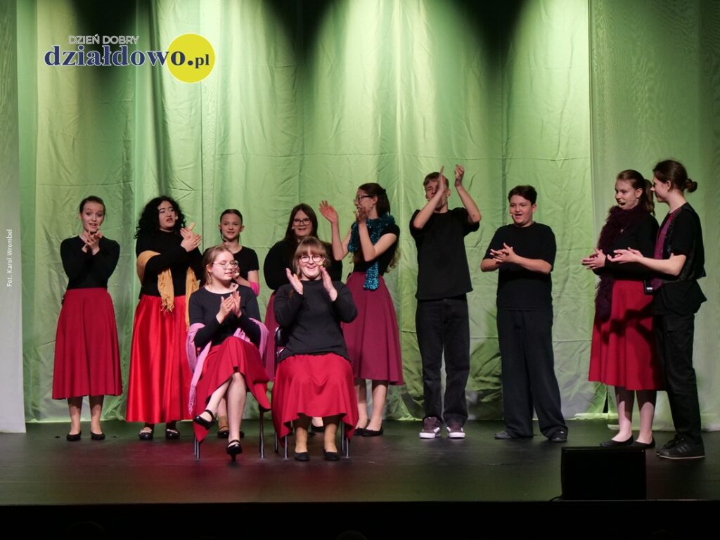 grupa młodych aktorów na scenie widowiskowo-kinowej Miejskiego Domu Kultury w Działdowie