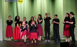 grupa młodych aktorów na scenie widowiskowo-kinowej Miejskiego Domu Kultury w Działdowie
