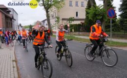 uczestnicy XIII Rajdu Rowerowego „Odjazdowy Bibliotekarz” jadą ulica Działdowa