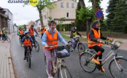 uczestnicy XIII Rajdu Rowerowego „Odjazdowy Bibliotekarz” jadą ulica Działdowa