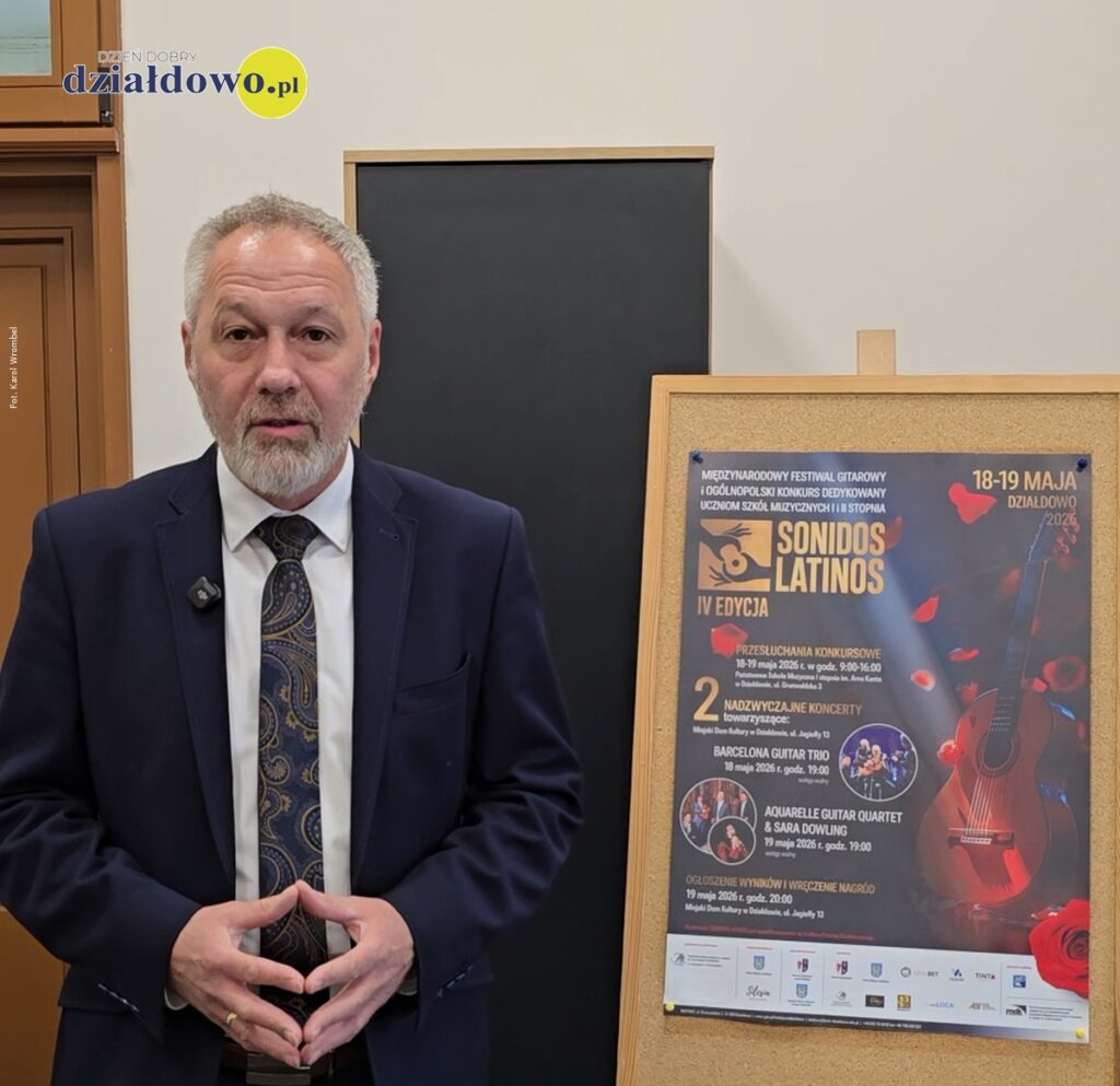 dyrektor PSM w Działdowie Piotr Nowakowski i plakat informujący o Konkursie Gitarowym "Sonidos Latinos" i dwóch towarzszących koncertach