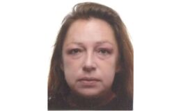 Policjanci z Komendy Powiatowej Policji w Działdowie poszukują 53. letniej mieszkanki Działdowa. Ostatni kontakt telefoniczny z zaginioną był w dniu 3 maja 2026 roku. Kobieta wyszła z hotelu na terenie Przasnysza około godziny 11.00 i do chwili obecnej nie nawiązała kontaktu z rodziną. Zaginiona to Sylwia Gregorewicz, ma 53 lata, 162 cm wzrostu, oczy piwne, włosy koloru ciemnego, posiada widoczne ubytki w uzębieniu. Wszystkich, którzy zauważą zaginioną lub mają wiedzę o miejscu jej pobytu proszeni są o kontakt z Komendą Powiatową Policji w Działdowie pod numerem telefonu 47 732 32 00 lub 47 732 32 01 lub o kontakt z najbliższą jednostką Policji. (Na zdjęciu głównym zaginiona mieszkanka Działdowa)