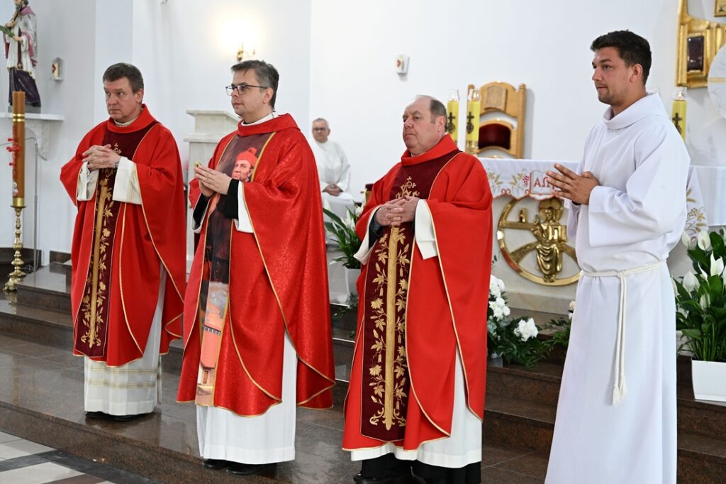 księża i parafianie podczas Uroczystości Odpustowych ku czci Błogosławionych Męczenników Abpa Antoniego Juliana Nowowiejskiego i Bpa Leona Wetmańskiego w parafii pw. Św. Katarzyny Aleksandryjskiej i Błogosławionych Męczenników