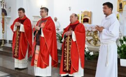 księża i parafianie podczas Uroczystości Odpustowych ku czci Błogosławionych Męczenników Abpa Antoniego Juliana Nowowiejskiego i Bpa Leona Wetmańskiego w parafii pw. Św. Katarzyny Aleksandryjskiej i Błogosławionych Męczenników