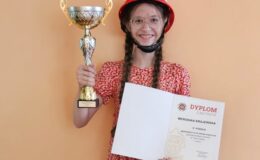 Weronika Krajewska ze zdobytym pucharem