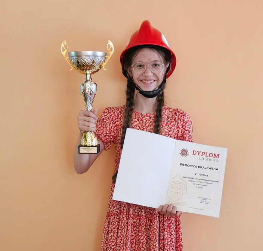 Weronika Krajewska ze zdobytym pucharem