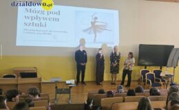 widać trzy kobiety i jednego mężczyznę w auli Centrum Kształcenia Ustawicznego w Działdowie