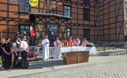 księża przy ołtarzu podczas mszy świętej polowej przed budynkiem dawnego obozu KL Soldau