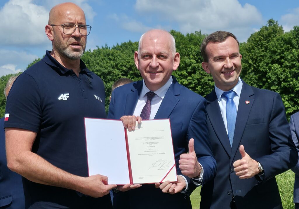 od lewej stoją, Minister Sportu i Turystyki Jakub Rutnicki, burmistrz Działdowa Grzegorz Mrowiński i Wojewoda Warmińsko-Mazurski Mateusz Szauer
