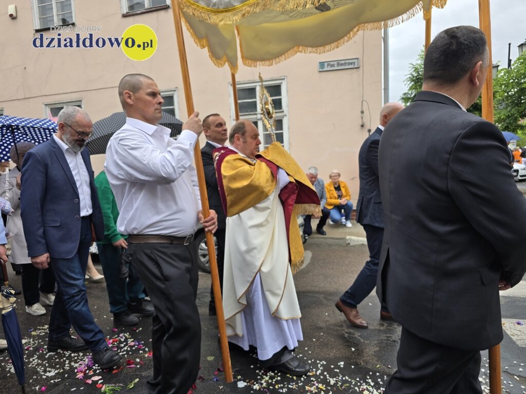 ksiądz proboszcz Stanisław Kadziński niesie monstrancję