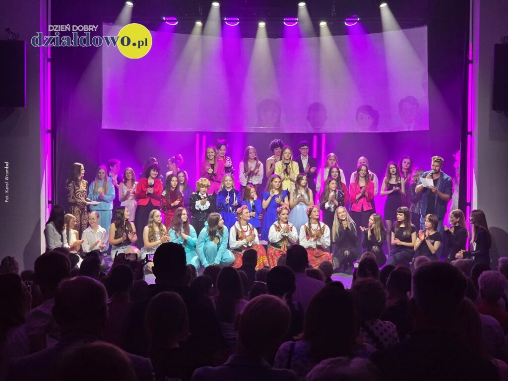 grupa artystów, która wzięła udział w koncercie "The Best of Eurovision" w Miejskim Domu Kultury w Działdowie