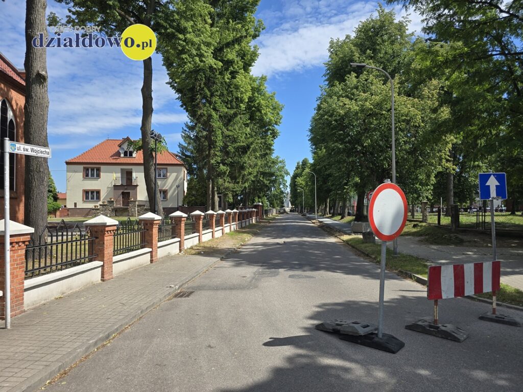 prace remontowe na ulicy Świętego Wojciecha w Działdowie