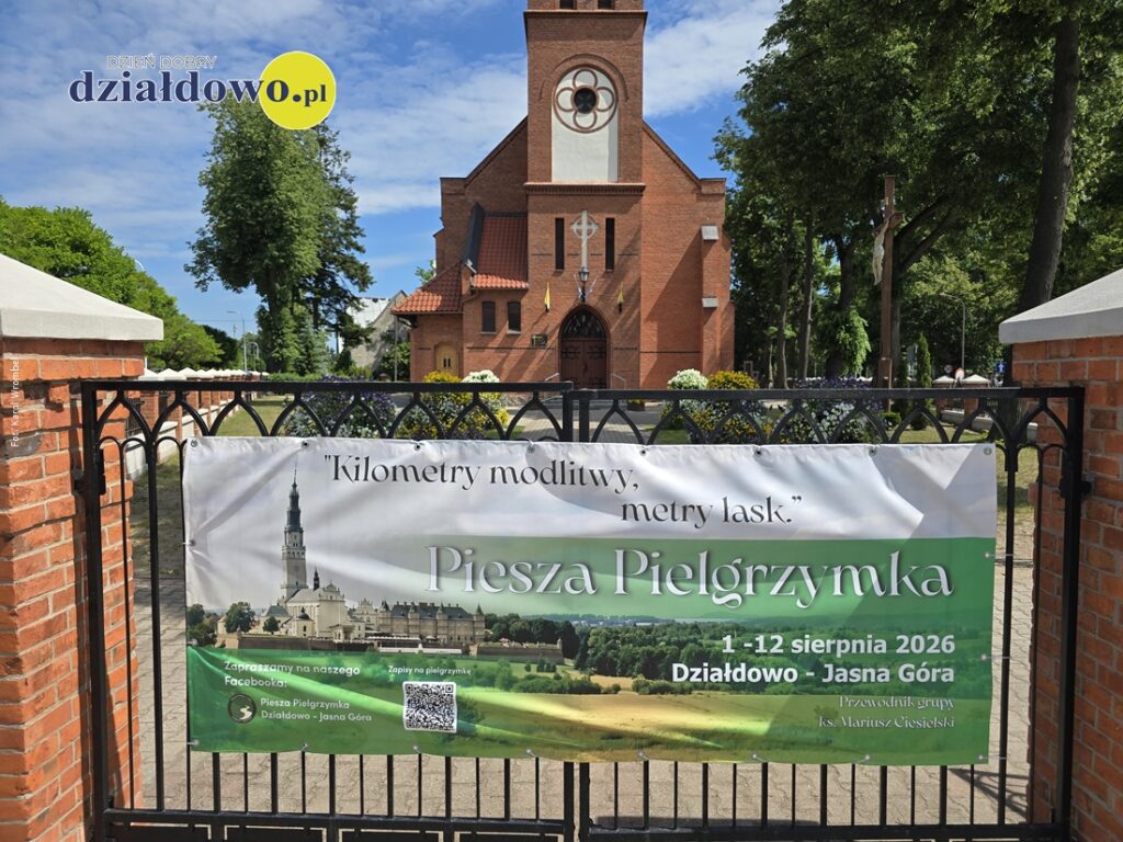 baner informujący o tegorocznej Pielgrzymce na Jasną Górę, w tle widać budynek kościoła pw. Św. Wojciecha w Działdowie
