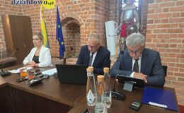 Burmistrz Grzegorz Mrowiński jednogłośnie z votum zaufania i absolutorium (11.06.2026)