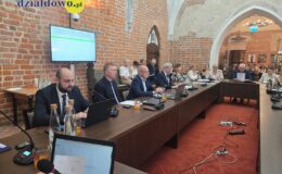 Burmistrz Grzegorz Mrowiński jednogłośnie z votum zaufania i absolutorium (11.06.2026)