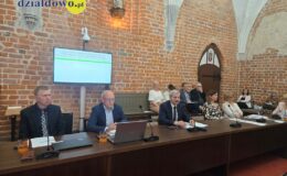 Burmistrz Grzegorz Mrowiński jednogłośnie z votum zaufania i absolutorium (11.06.2026)