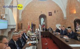 Burmistrz Grzegorz Mrowiński jednogłośnie z votum zaufania i absolutorium (11.06.2026)