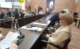 Burmistrz Grzegorz Mrowiński jednogłośnie z votum zaufania i absolutorium (11.06.2026)