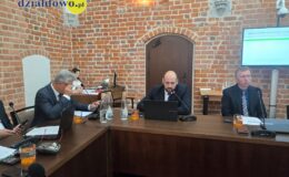Burmistrz Grzegorz Mrowiński jednogłośnie z votum zaufania i absolutorium (11.06.2026)