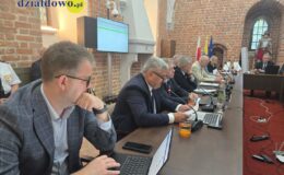 Burmistrz Grzegorz Mrowiński jednogłośnie z votum zaufania i absolutorium (11.06.2026)