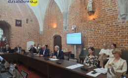 Burmistrz Grzegorz Mrowiński jednogłośnie z votum zaufania i absolutorium (11.06.2026)