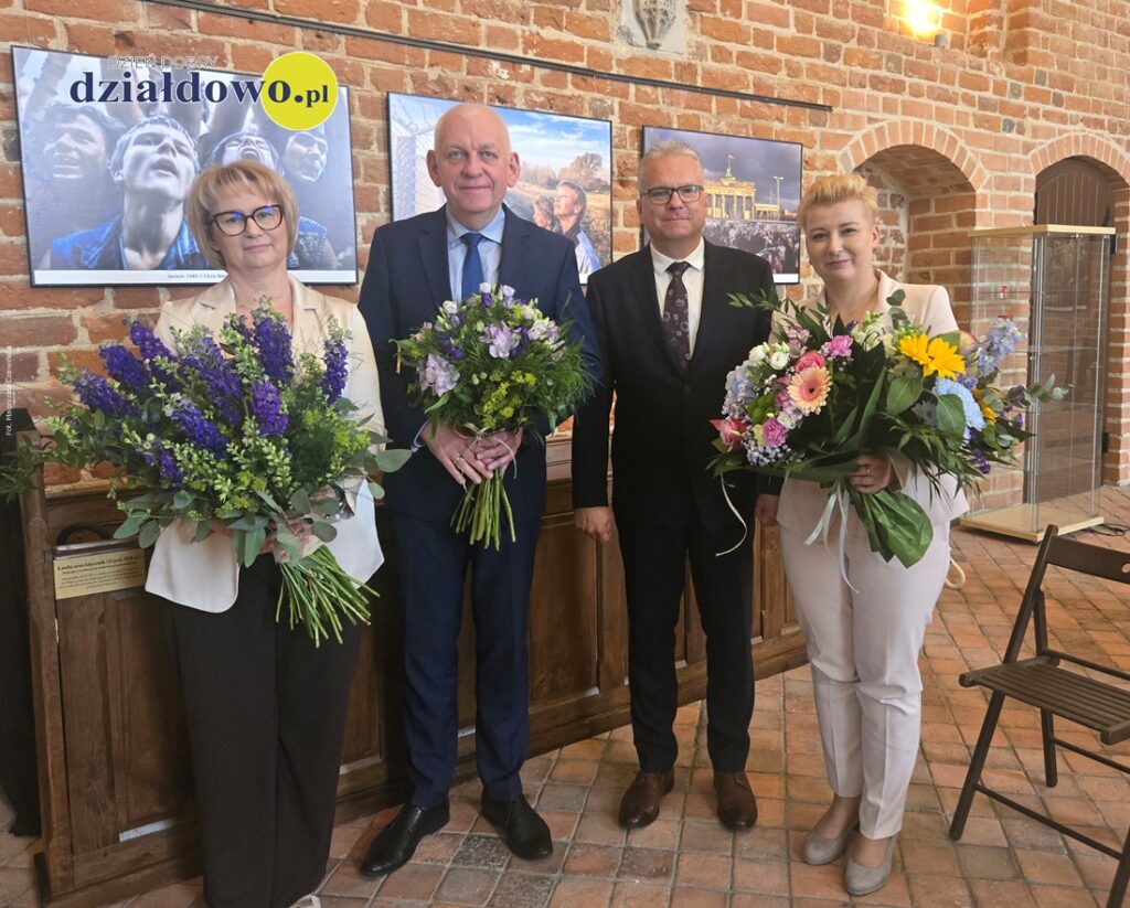 od lewej stoją Skarbnik Beata Szydłowska-Anaczkowska, Burmistrz Grzegorz Mrowiński, Przewodniczący Rady Miasta Adam Szczypiński i zastępca burmistrza Izabela Sokolnicka