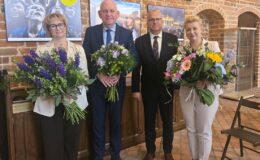 od lewej stoją Skarbnik Beata Szydłowska-Anaczkowska, Burmistrz Grzegorz Mrowiński, Przewodniczący Rady Miasta Adam Szczypiński i zastępca burmistrza Izabela Sokolnicka