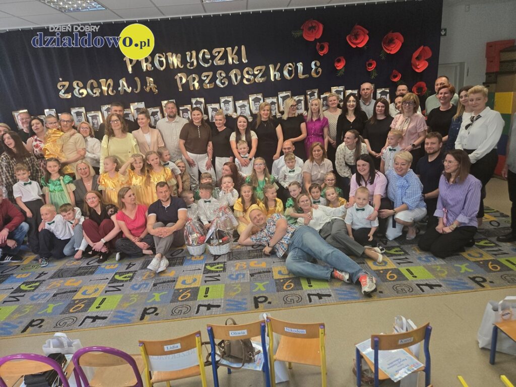 pamiątkowa fotografia dzieci, pań nauczycielek, dyrekcji, pracowników przedszkola i i rodziców
