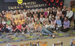pamiątkowa fotografia dzieci, pań nauczycielek, dyrekcji, pracowników przedszkola i i rodziców