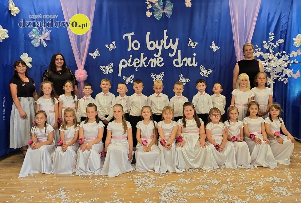 pamiątkowa fotografia dzieci i dorosłych